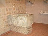 Fontaine decoree, gres, 14eme, vient de l'eglise St Nazaire de Carcassonne, musee de Carcassonne (2)